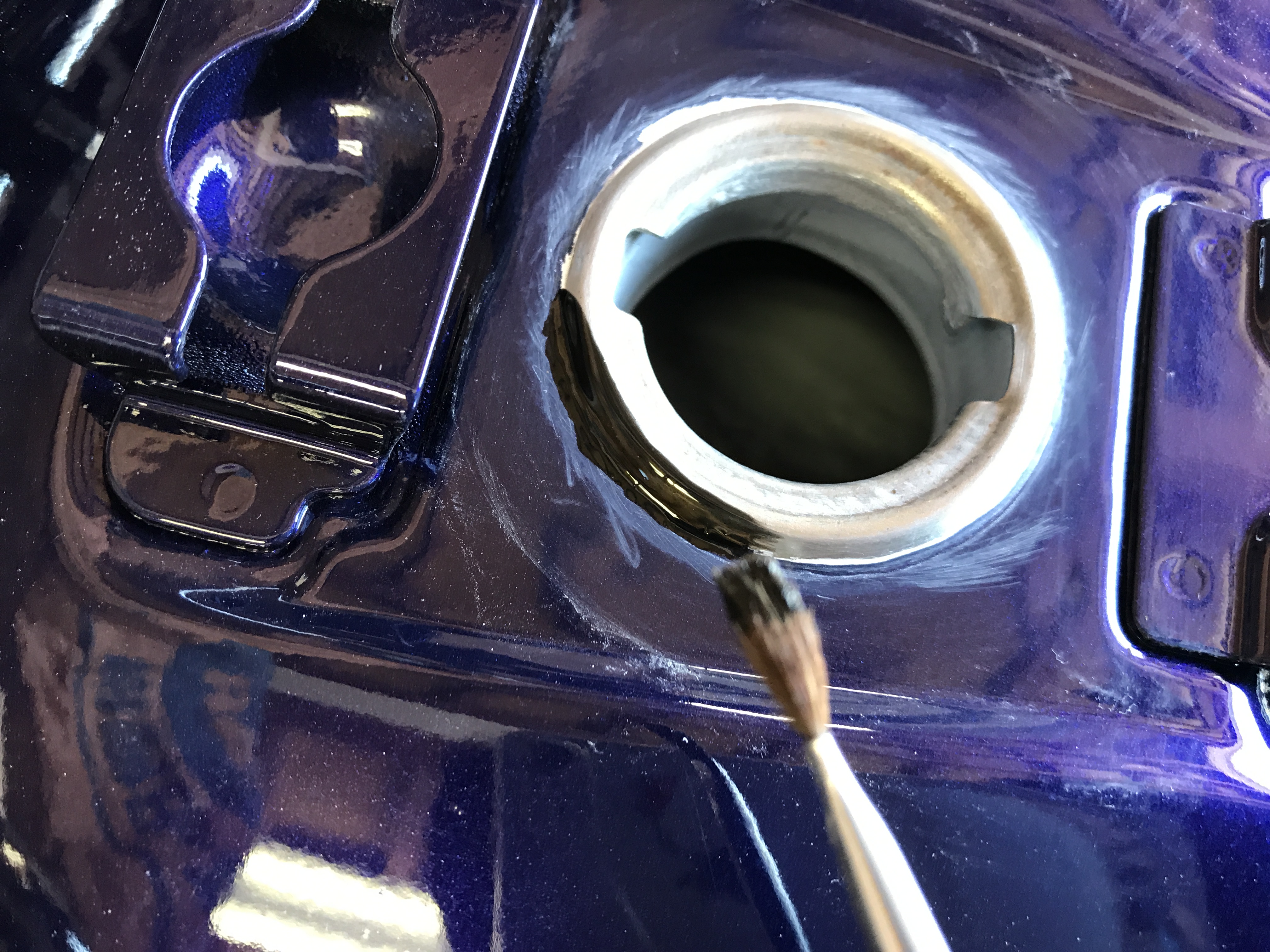 CM400Tのガソリンタンク内部をジンクリッチスプレーで